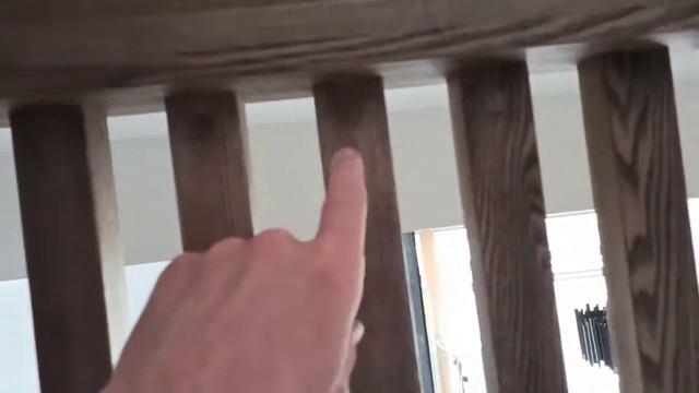 Лестница из ясеня цельноламельного.