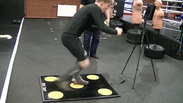 Никита Раздольский - упражнение на рывок правой ногой на тренажёре QuickBoard. смотреть онлайн