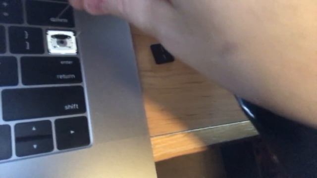 How to remove and clean the Butterfly 2 keyboard of a Macbook Pro 2016 15' смотреть онлайн