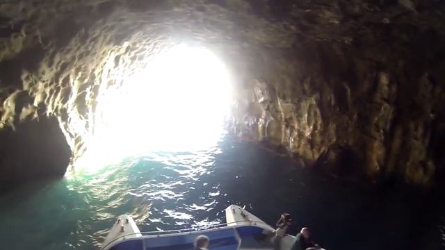 Entering the 'Cueva Bonita' cave смотреть онлайн