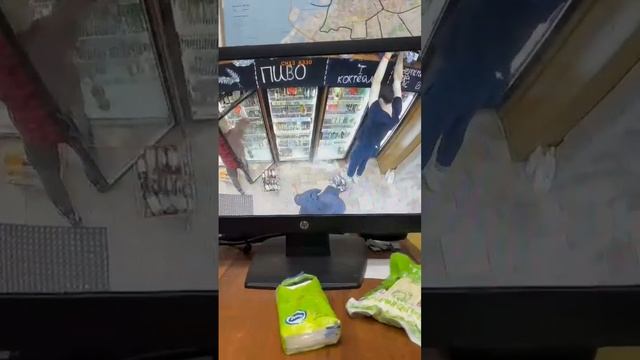 я спрятался за дверь холодильника а покупатель нет. жалко стало мужика? смотреть онлайн