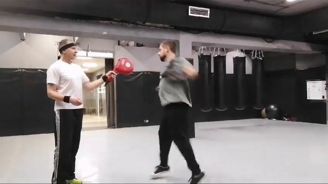 левый хук из правши в ТРЕНАЖЁРЕ ПАНЧЕРА смотреть онлайн