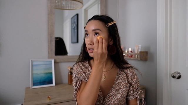 Quick & Easy Natural Make-Up in 5 Minutes (or Less) | Make-Up Tutorial | Clarins смотреть онлайн