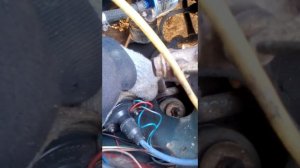 как выбить болт верхнего рычага,ваз2107