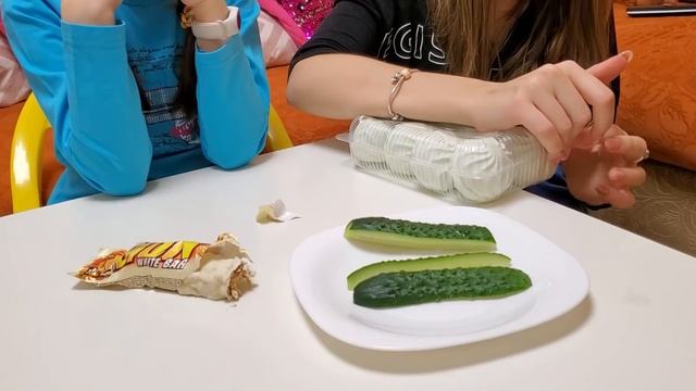 ЗЕЛЁНАЯ еда VS БЕЛАЯ ЧЕЛЛЕНДЖ Родители РЕШАЮТ, что мы будем есть? смотреть онлайн