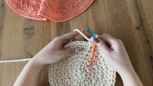 Вязаная корзинка из полиэфирного шнура.