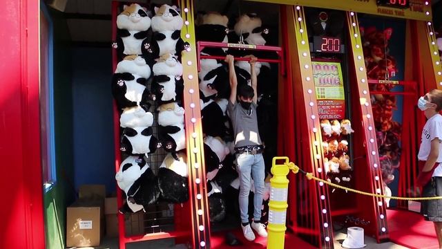Worker Lets Me Use HACK at Hang Challenge Carnival Game! (IT WORKED!) смотреть онлайн