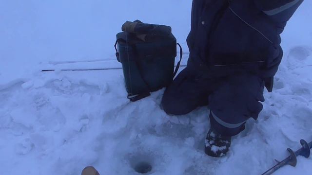 Зимняя рыбалка. Налим на стукалку. смотреть онлайн