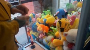 Жадный АВТОМАТ С ИГРУШКАМИ ! Проверяем новый АВТОМАТ ХВАТАЙКА