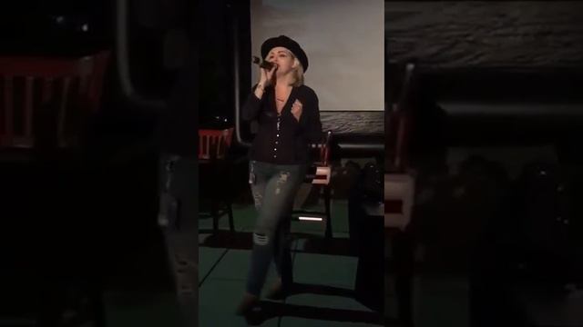 Tuesday Knight Performs Nightmare at the Flashback Weekend 2017 смотреть онлайн