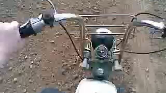 Me driving a 25 year old soviet moped :D смотреть онлайн