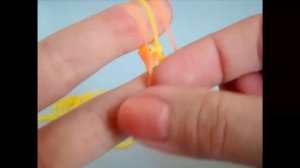 Браслет из резинок Рыбий хвост на пальцах