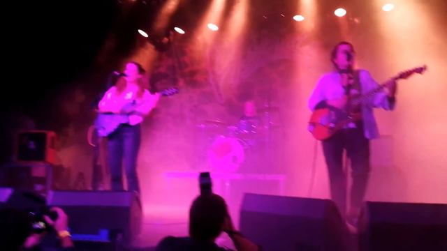 Hinds - Garden finale/Soy yo (Marta Sánchez cover) live @ La Riviera, Madrid - January 7, 2017 смотреть онлайн