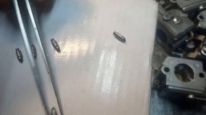 заливает свечу бензопилы штиль мс180  или не доливает, одна из причин.