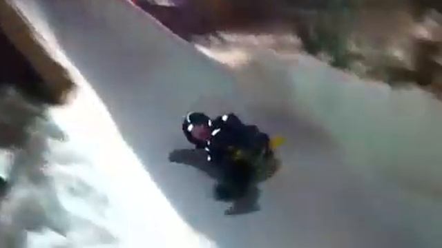 Степашка на катается с горки на ледянке.MOV смотреть онлайн