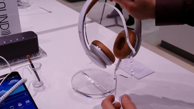 MWC 2014 Złoty Samsung Galaxy Note 3, słuchawki i głośnik Bluetooth EO-SB330 смотреть онлайн