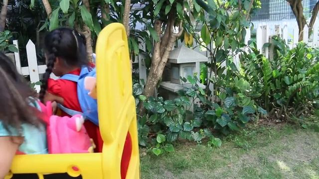 Wheels on the Bus Song | Suri & Annie Sings Nursery Rhymes and Children Songs смотреть онлайн