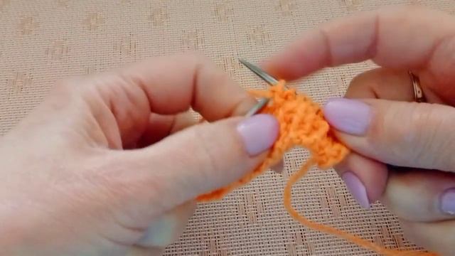 Очень лёгкий теневой узор спицами.