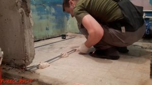Выставляю маяки под заливку пола в ванной комнате