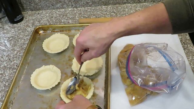 Rehydrating Freeze Dried Apple Pie Filling & Making Mini Pies смотреть онлайн