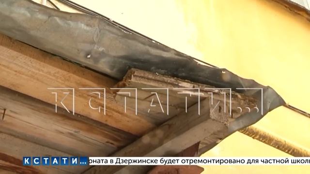 Расчищая лед на крыше, коммунальщики устроили погром во дворе смотреть онлайн