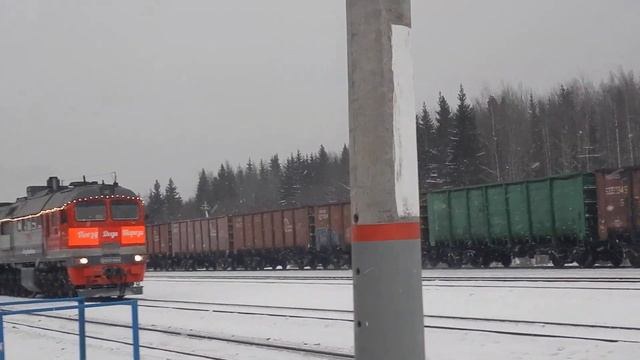 2тэ10мк-3105+2142 с грузовым поездом и Тэп70-0447 с пассажирским поездом №376 Москва-Воркута смотреть онлайн