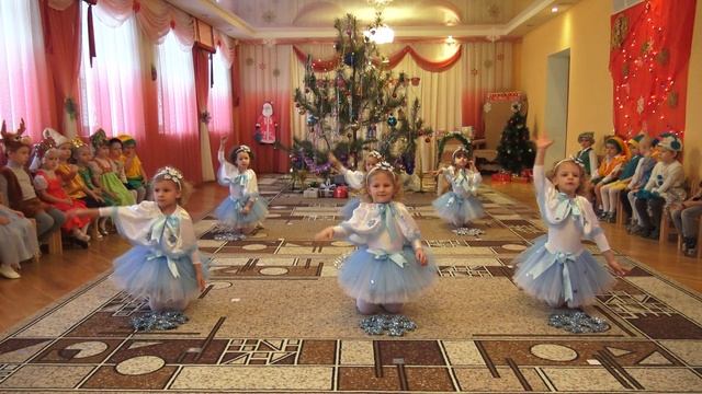 Танец "Снежинок" в детском саду (ср.гр.4-5 лет) смотреть онлайн