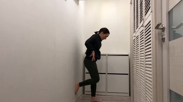 Приседания на одной ноге у стены смотреть онлайн