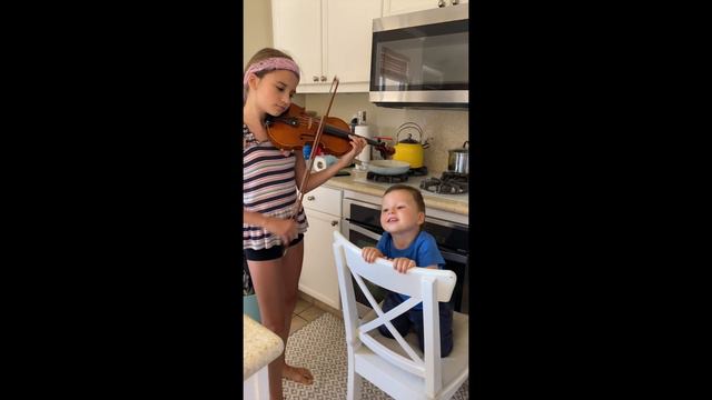 Composer Karolina Protsenko - Reaction of her brother is so funny 😂 смотреть онлайн