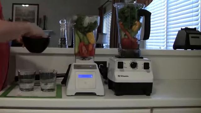 Blendtec Total Blender vs Vitamix 5200, Part 1 of 5 Power, Short Test blender dude смотреть онлайн