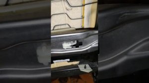 Как снять подголовник на Opel Astra J.