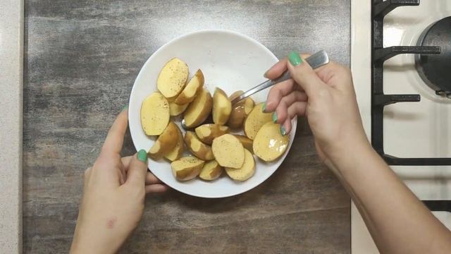 Голец запеченный с картофелем в духовке / Рецепт Гольца / Вкусная рыба смотреть онлайн