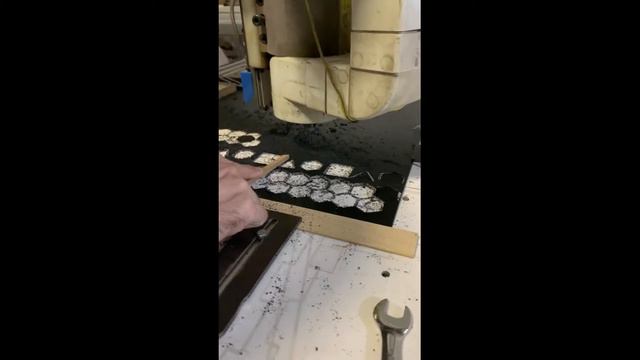 Как делаются зеркальные костюмы - Производство зеркаликов смотреть онлайн