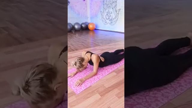 Онлайн-курс "Йога дома". Силовая практика на передний кор (Урок 11). смотреть онлайн