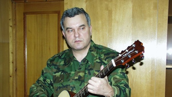 Свечи горят у каминной решетки  Юрий Скворцов