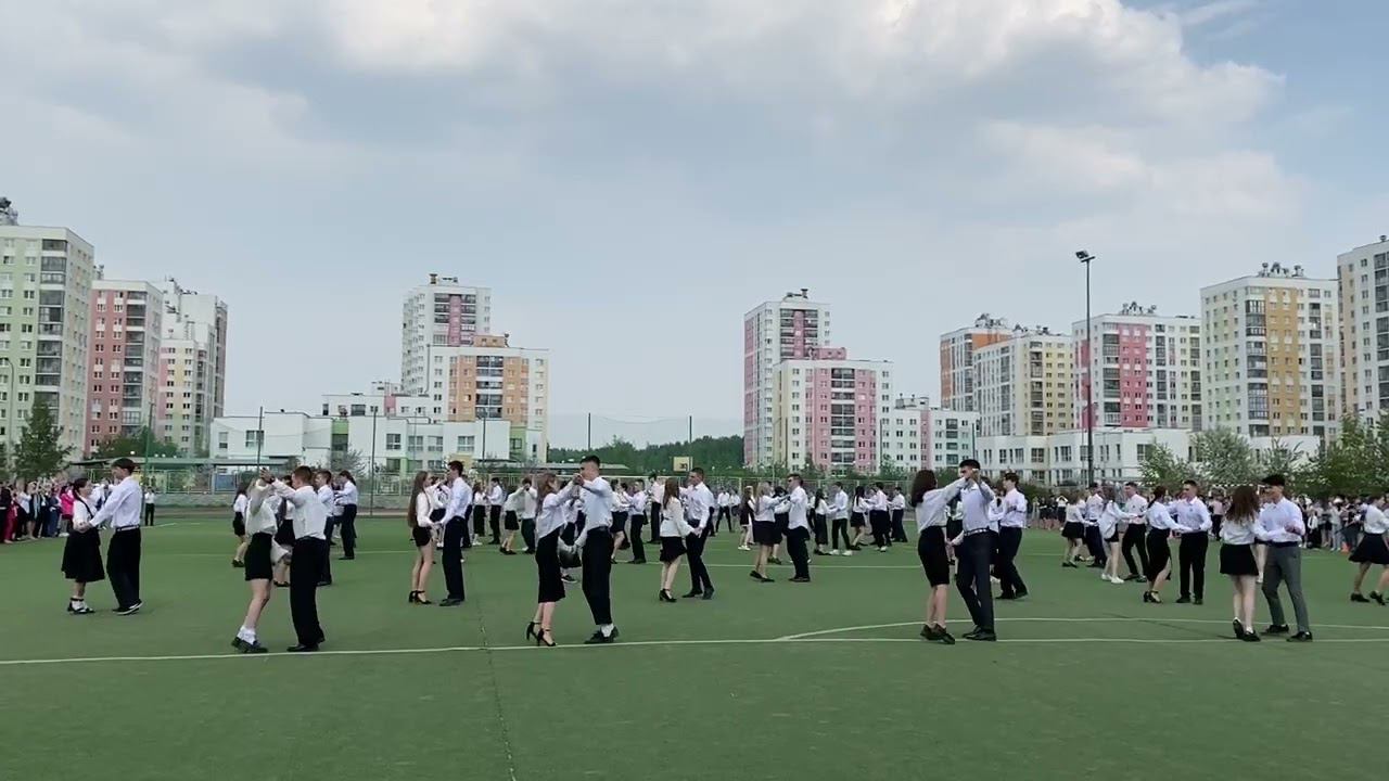 В школах Академического района Екатеринбурга прозвенел «Последний звонок» смотреть онлайн