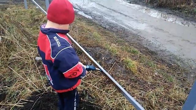Мальчик 8-ми лет помогает отцу строить забор. смотреть онлайн