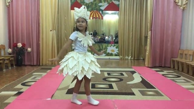 Дефиле костюмов из бросового материала смотреть онлайн