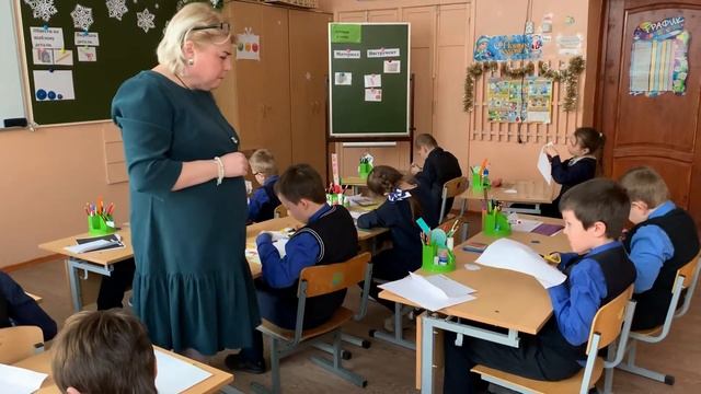 Урок технологии в 1-м классе _Работа с бумагой и картоном_ смотреть онлайн