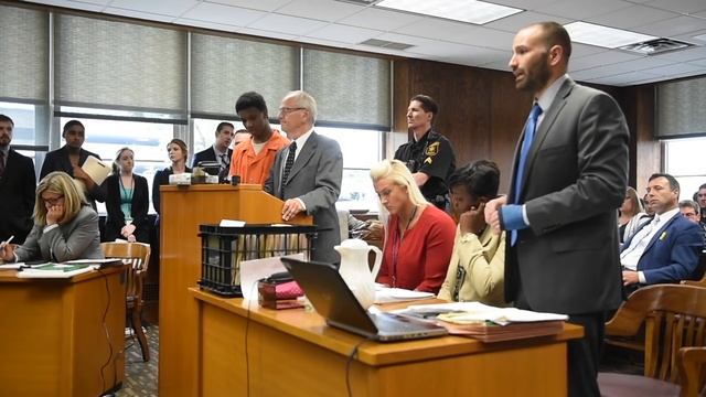 Judge threatens to throw out plea deal in high school student's murder смотреть онлайн