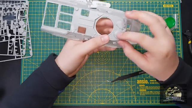 TRUMPETER BTR 80A APC 1/35 Сборка модели Build Part 1 смотреть онлайн