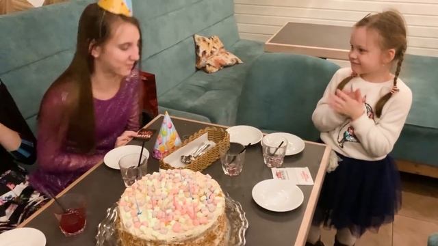 Влог: РАСПАКОВКА ПОДАРКОВ на ДР ✨ ИГРАЕМ В МАФИЮ ? ОТМЕЧАЕМ ДЕНЬ РОЖДЕНИЯ смотреть онлайн