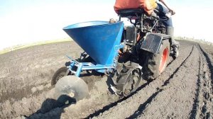 Посадка картофеля минитрактором мотоблочной картофелесажалкой