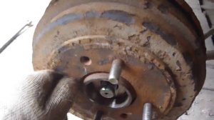 Снимаем тормозной барабан на Хендай Матрикс 2001 года