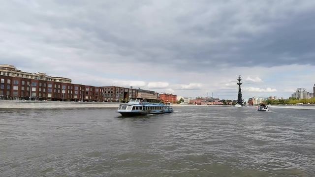 Прогулка по Москва-реке смотреть онлайн