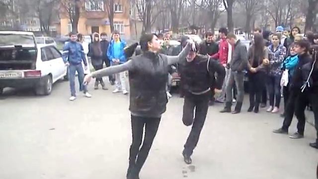 Студенческая весна 2011 в ГМИ танцы на улице.MP4 смотреть онлайн