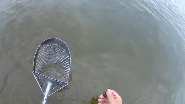 В воде еще много ЗОЛОТА! Пляжный поиск с металлоискателем и скупом в МОРЕ! смотреть онлайн