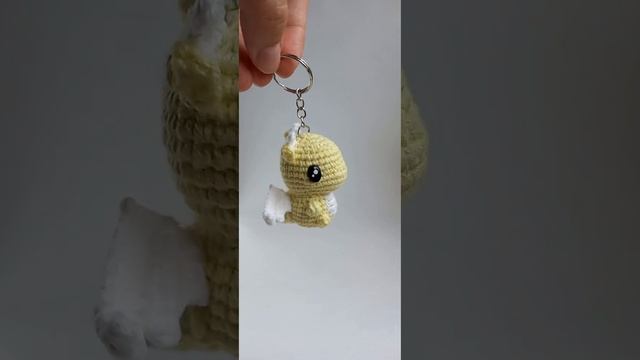 Дракон - брелок связанный крючком