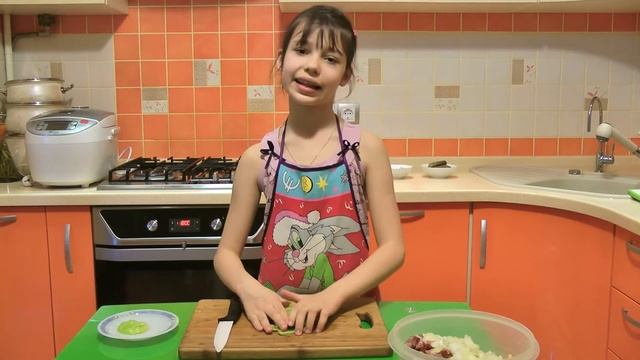 Салат с колбасой смотреть онлайн