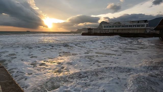 Мощный ШТОРМ в Крыму смывает ПЛЯЖИ. Люди стояли слишком близко. Что произошло ПОКАЗЫВАЮ ВСЮ ПРАВДУ. смотреть онлайн